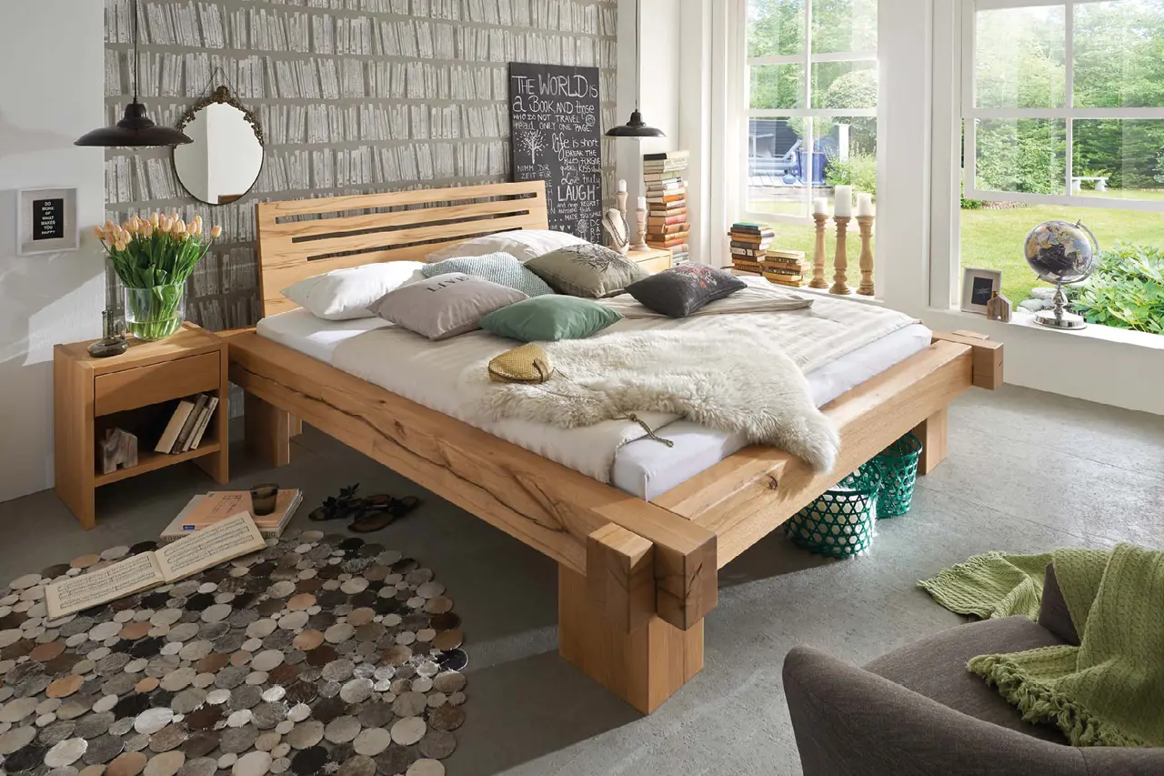 Helles Schlafzimmer mit Massivholzbett, Nachttisch und dekorativer Wandgestaltung als Beispiel für natürliche Schlafzimmermöbel und erholsamen Schlaf